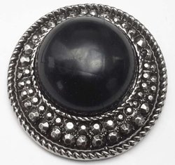 Magneet broche  rond, metaal, met zwart howliet edelsteen voor omslagdoek, sjaal en vest om te sluiten.  