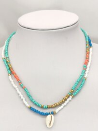 2 DELIG KRALEN MIX KLEUR KETTING MET SCHELP.