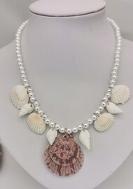 Elegante imitatie  parel met Wijde mantels schelpen ketting.  L45 + 5 cm 