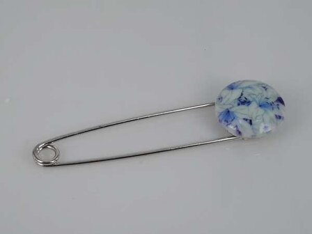 Speld, zilverkleur met porselein wit/blauw Lily&#039;&#039;s knoop.