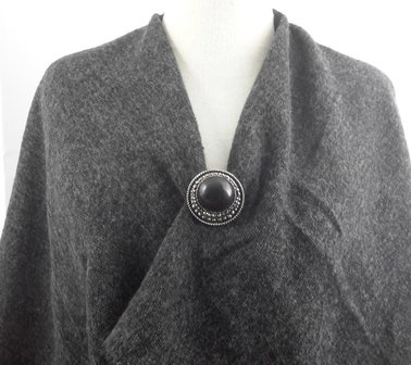 Magneet broche  rond, metaal, met zwart howliet edelsteen voor omslagdoek, sjaal en vest om te sluiten.  