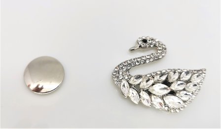 Magneet Broche -  Zilverkleur Zwaan &ndash; Kristal, perfect om je sjaals, omslagdoek en vest te sluiten zonder gaatjes.