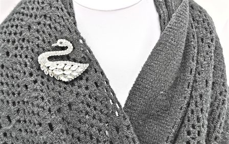 Magneet Broche -  Zilverkleur Zwaan &ndash; Kristal, perfect om je sjaals, omslagdoek en vest te sluiten zonder gaatjes.