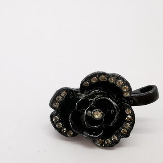 Clips met haakje, 3D roosje zwarte met strass steentjes , voor vest, sjaal of omslagdoek.