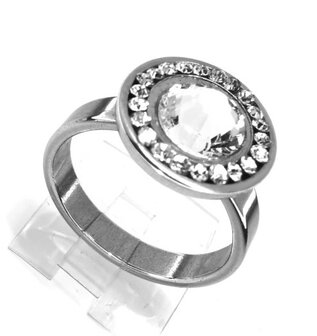 Edelstaal Ringen zilverkleurig rond met 7mm zirkonia en rond omheen strass steentjes.