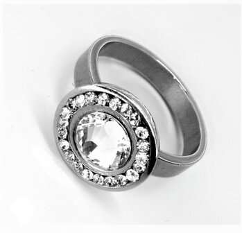 Edelstaal Ringen zilverkleurig rond met 7mm zirkonia en rond omheen strass steentjes.
