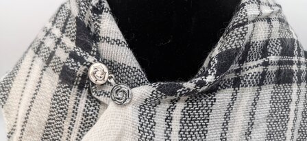 Vest -clip - haak - Dolfijn  - voor - vest -  sjaal - omslagdoek in kleur antiek zilver.