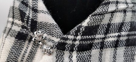 Vest -clip - haak -  3 harten - voor - vest -  sjaal - omslagdoek in kleur antiek zilver.