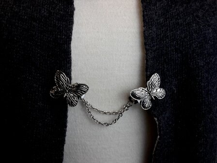 Clips met dubbel ketting vlinder in kleur antiek zilver look.