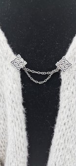 Clips met dubbel ketting met Keltische Vierkante in kleur antiek zilver look.
