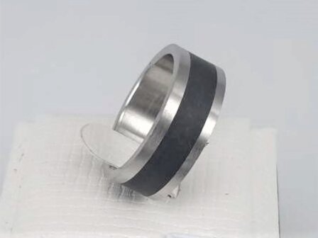 RVS robuuster ring zilver met zwarte mat in midden raakt men precies smaak van elke persoon.