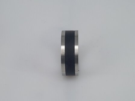 RVS robuuster ring zilver met zwarte mat in midden raakt men precies smaak van elke persoon.