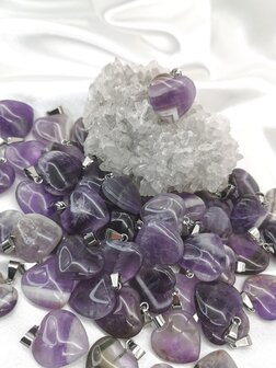 Schwarze Halskette mit Herz Amethyst, Edelsteinanh&auml;nger.