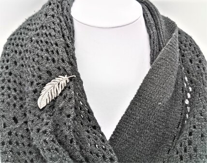 Magneet Broche -  Zwartkleur - veertje &ndash; strass, perfect om je sjaals, omslagdoek en vest te sluiten zonder gaatjes.