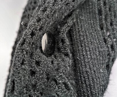 Magneet Broche -  Zwartkleur - veertje &ndash; strass, perfect om je sjaals, omslagdoek en vest te sluiten zonder gaatjes.
