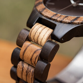 Warme gekleurde houten horloge, donkere houten schakels, horlogesluiting