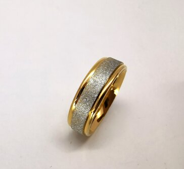 RVS Elegant Dames ring goudkleurig met zilverkleurig gezandstraalde band voor een gediamanteerd effect.              