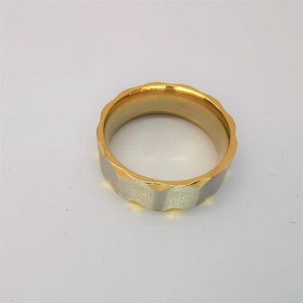RVS - elegant ring breed Goud met mat zilverkleurig V inham. Zeer chique uitstraling. 