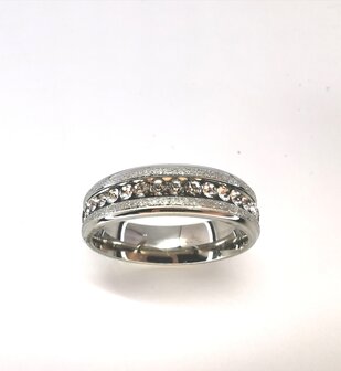 RVS &ndash; Elegant ring met 2 slanke gezilverstraalde banden midden rij strasssteentjes.