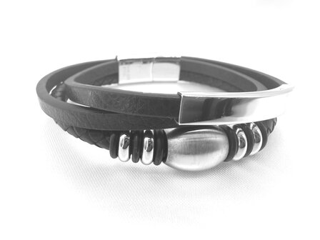 Dreiteiliges schwarzes Lederarmband mit Edelstahldesign.