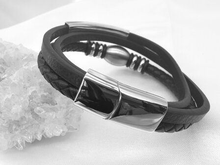 Dreiteiliges schwarzes Lederarmband mit Edelstahldesign.