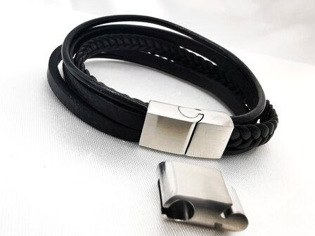 Zwarte leren armband stijl 5 in 1 gevlochten met dubbel sluiting.