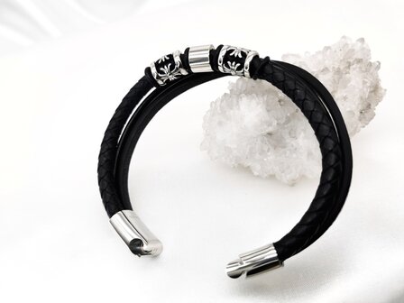 Stoere Zwart 4 delig leren armband met RVS Fleur de Lis elementen.