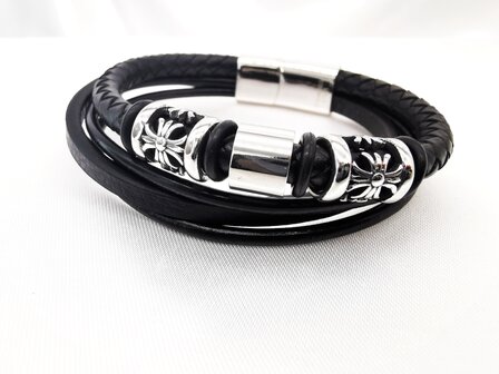 Robustes schwarzes 4-teiliges Lederarmband mit Fleur de Lis-Elementen aus Edelstahl.