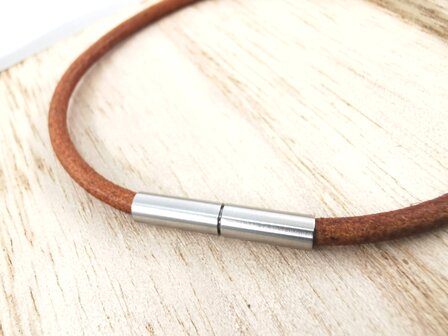 D&uuml;nnes braunes/cognacfarbenes Lederarmband in 3 verschiedenen L&auml;ngen.