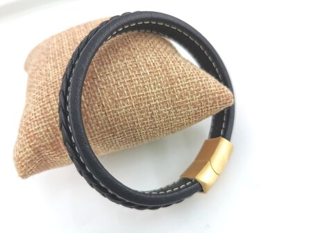 Stilvolles Herrenarmband aus schwarzem Leder mit kontrastierenden wei&szlig;en N&auml;hten.