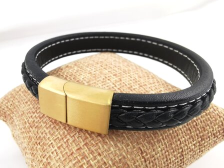 Stilvolles Herrenarmband aus schwarzem Leder mit kontrastierenden wei&szlig;en N&auml;hten.