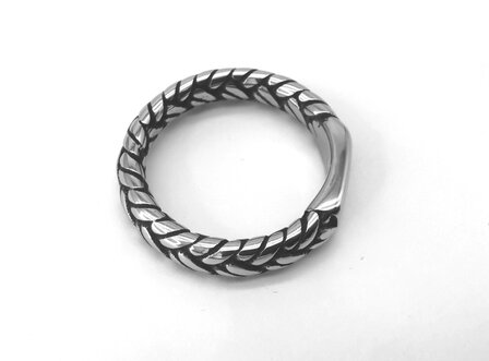 RVS smalle ring met gevlochten design motief en aan het voorzijde plaatje waar je mee kan graveren.