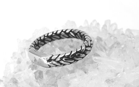 RVS smalle ring met gevlochten design motief en aan het voorzijde plaatje waar je mee kan graveren.