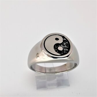 RVS zegelring met symbool - Yin yang- 3D Yin in zwart coating en Yang in zilver. 