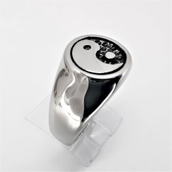 RVS zegelring met symbool - Yin yang- 3D Yin in zwart coating en Yang in zilver. 