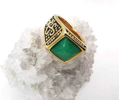 RVS Edelsteen vierkant Jade goudkleurig Ring. met zwarte/goud patronen aan de zijkant. 