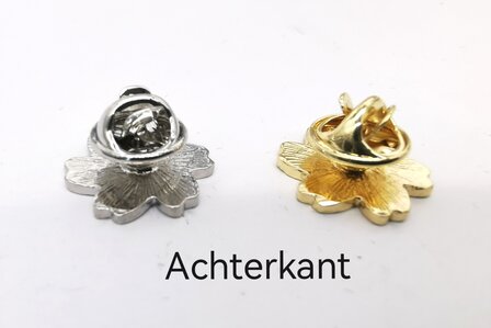 Zwei Gedenkfeiern &ndash; Symbol &ndash; silberne goldfarbene Melati-Anstecknadel