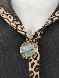 Magneet, broche, parelmoer rond, Goudkleurig voor omslagdoek, sjaal en vest te sluiten.