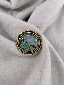Magneet, broche, parelmoer rond, Goudkleurig voor omslagdoek, sjaal en vest te sluiten.