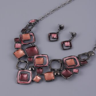 Set: Designer-Halskette in Schwarz mit quadratischem, mehrfarbigem Emaille-Schmuck in Altrosa.