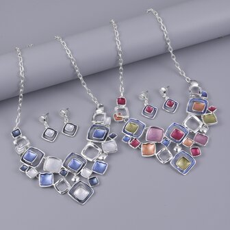 Set: Design in Silberfarbe mit quadratischem, mehrfarbigem blauem Emaille-Schmuck.