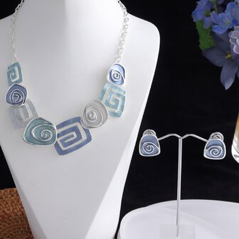 Set: Design mit spiralf&ouml;rmigem, mehrfarbigem, blauem Emaille-Schmuck.