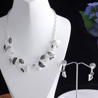 Set: Designer-Schmuck aus farbenfrohem Metallic-Emaille.