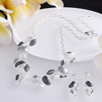 Set: Designer-Schmuck aus farbenfrohem Metallic-Emaille.