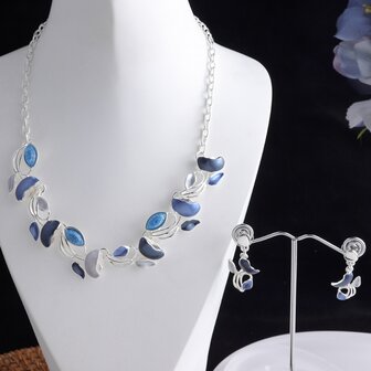 Set: Designer kleurrijke blauw emaille sieraden.