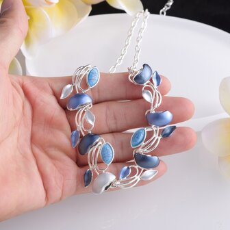 Set: Designer kleurrijke blauw emaille sieraden.