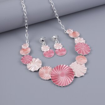 Set: Klassisches Set mit kreisf&ouml;rmigen Wirbeln und mehrfarbigem Rosa Emaille-Schmuck.