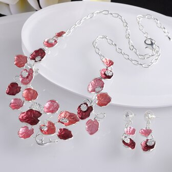 Set - Zilverkleurig Ketting met oorbellen - Lotus blaadjes.