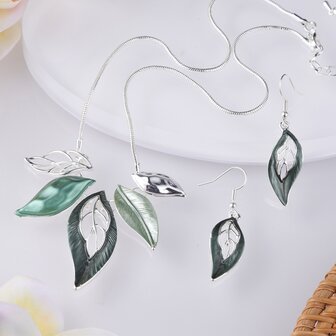 Set - Zilverkleurig Ketting met oorbellen - Groene blaadjes.