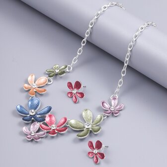 Set &ndash; Halskette mit Ohrringen &ndash; Mehrfarbige Blume.